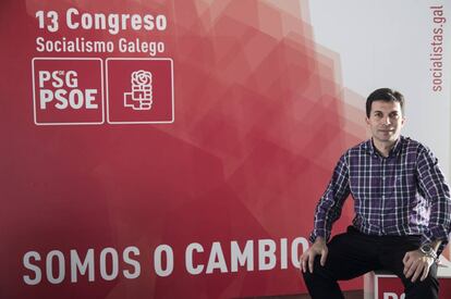 Gonzalo Caballero, con el cartel del 13&ordm; congreso de los socialistas gallegos.