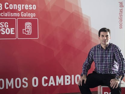 Gonzalo Caballero, con el cartel del 13&ordm; congreso de los socialistas gallegos.