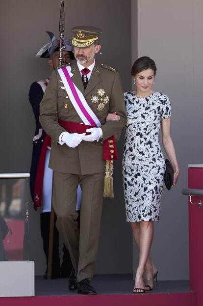 Los reyes Felipe y Letizia, tras finalizar el acto central del Día de las Fuerzas Armadas, que se ha celebrado en Guadalajara.