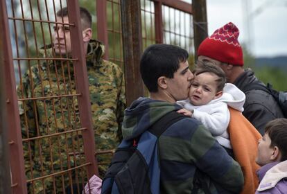 Vários refugiados aguardam permissão para subir em um trem que se dirige à fronteira com a Sérvia, perto da cidade de Gevgelija, Macedônia, em 23 de outubro de 2015.