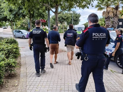 Los Mossos d'Esquadra y la Policía Local de Palafrugell (Girona), en un momento de la operación por delitos contra los extranjeros.
