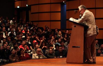 Vallejo lê o seu discurso na Feira de Bogotá.