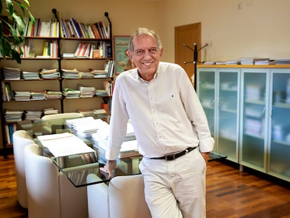 Miguel Soler, coautor del nuevo currículo educativo elaborado por el Ministerio de Educación y secretario autonómico de Educación de la Generalitat valenciana, en su despacho.