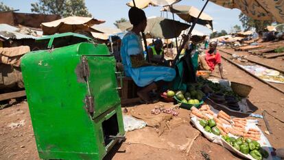 Un deshidratador de frutas y verduras, junto a un puesto de alimentos en Kampala (Uganda).