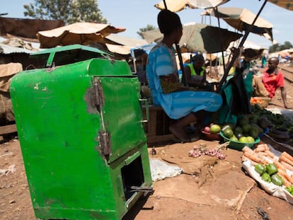 Un deshidratador de frutas y verduras, junto a un puesto de alimentos en Kampala (Uganda).