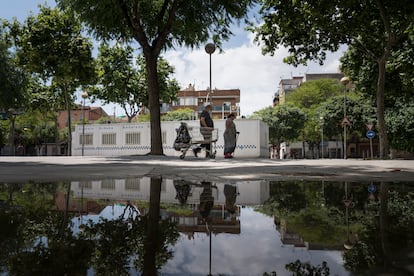 La plaza Camarn de la Isla, en el Barrio de San Roc de Badalona, con el barracn de la Guardia Urbana al fondo.