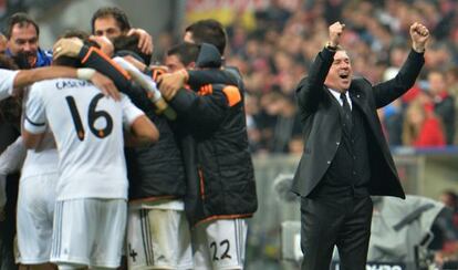 Ancelotti celebra junto a sus jugadores la victoria en M&uacute;nich ante el Bayern.