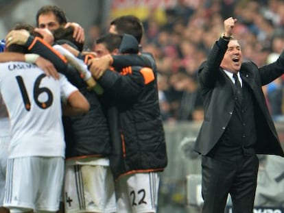 Ancelotti celebra junto a sus jugadores la victoria en M&uacute;nich ante el Bayern.