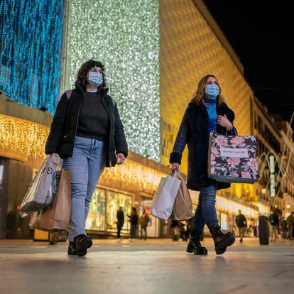 DVD 1029 (24-11-20)
Varias personas con bolsas de diferentes comercios caminan por la calle Preciados, Madrid.
Foto: Olmo Calvo