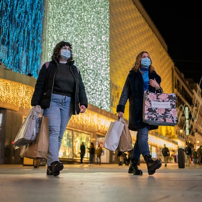 DVD 1029 (24-11-20)
Varias personas con bolsas de diferentes comercios caminan por la calle Preciados, Madrid.
Foto: Olmo Calvo