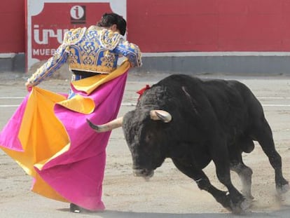 Iván Fandiño, en un lance a su primer toro de la corrida.