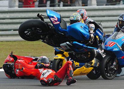 Capirossi rueda por el suelo junto a su Ducati mientras la Suzuki de Hopkins vuela.