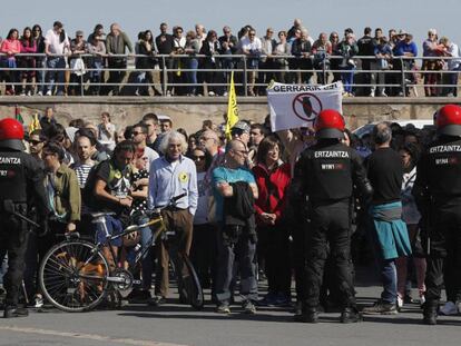 Colectivos antimilitaristas se manifiestan este sábado ante el portaaviones Juan Carlos I, atracado en el puerto de Getxo, Bizkaia.