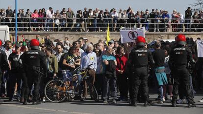 Colectivos antimilitaristas se manifiestan este sábado ante el portaaviones Juan Carlos I, atracado en el puerto de Getxo, Bizkaia.