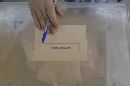 Urna para el Senado, en un colegio de Madrid.