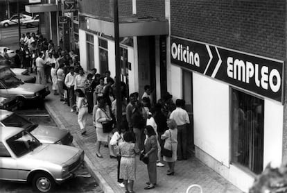 Cola de parados ante la oficina de empleo del INEM en 1989.