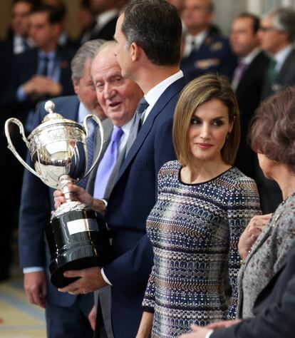 El Rey Juan Carlos I, el Rey Felipe VI y la Reina Letizia durante la entrega de los premios del Deporte, en el El Pardo.