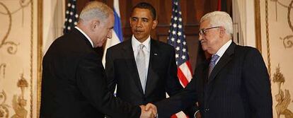 El primer ministro israelí, Benjamín Netanyahu (i), estrecha manos con el presidente palestino, Mahmud Abbas, hoy en Nueva York