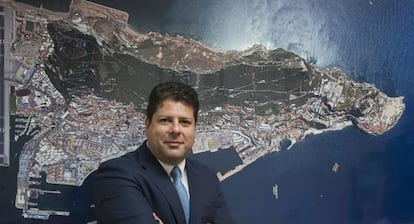 Fabian Picardo ante una vista a&eacute;rea de Gibraltar.