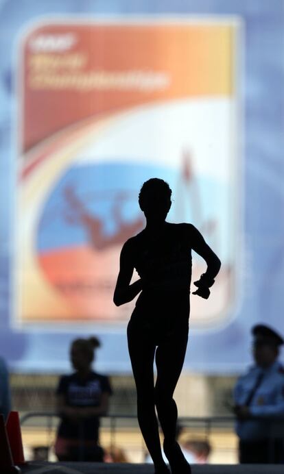 Una atleta compite en la final de 20 km marcha, sobre el logotipo de los Mundiales.