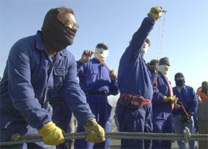 Trabajadores de la factoría Izar de Puerto Real (Cádiz) se enfrentan a la Policía en el puente Carranza.