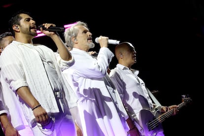 Miguel Bosé e sua banda durante o concerto na Praça de Touros de Múrcia.
