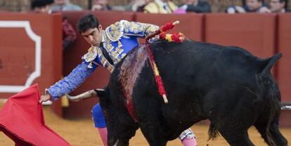 Miguel &Aacute;ngel Perera durante una faena, en la Feria de Abril de 2013, en la plaza de la Maestranza de Sevilla. 