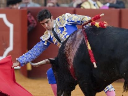 Miguel &Aacute;ngel Perera durante una faena, en la Feria de Abril de 2013, en la plaza de la Maestranza de Sevilla. 