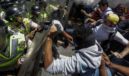 Manifestantes opositores enfrentam a Pol&iacute;c&iacute;a Nacional Bolivariana (PNB).