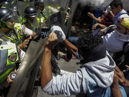 Manifestantes opositores enfrentam a Pol&iacute;c&iacute;a Nacional Bolivariana (PNB).