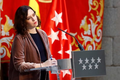 La presidenta de la Comunidad de Madrid, Isabel Díaz Ayuso, comparece en una rueda de prensa en la sede del gobierno regional este martes para presentar el balance 2020 de la comunidad que preside.