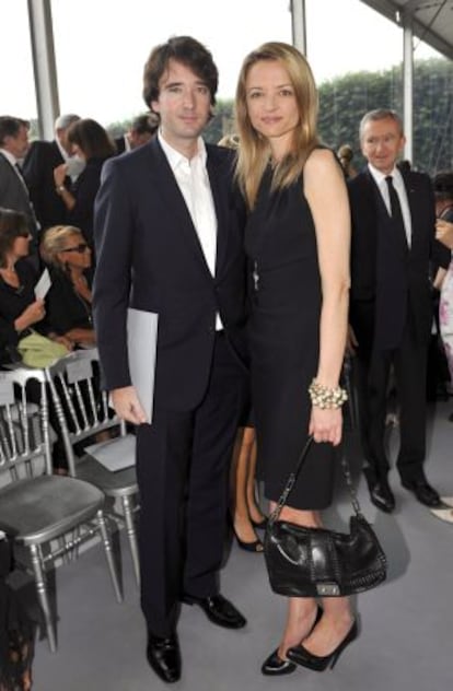 Delphine y Antoine Arnault, bajo la mirada de su padre, Bernard, en un desfile de Par&iacute;s.