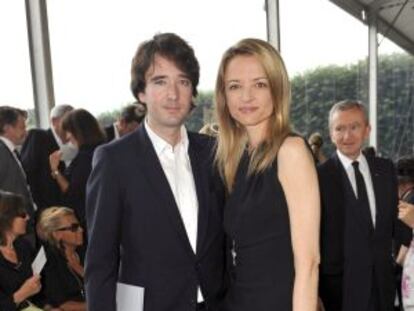 Delphine y Antoine Arnault, bajo la mirada de su padre, Bernard, en un desfile de Par&iacute;s.