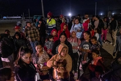 La presidenta Boluarte endureció su discurso en contra de los extranjeros y los acusó de estar detrás del aumento de los “asaltos, robos y actos delincuenciales” en su territorio, sin ofrecer datos concretos que sustenten la correlación entre la migración y el incremento de los delitos. En la imagen, grupos de migrantes se reúnen para recibir una donación de comida de una organización de voluntarios.