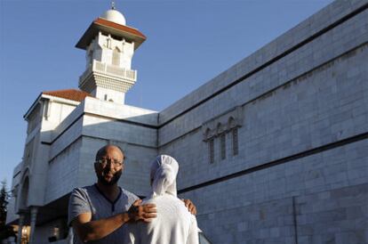 Mohamed A. con su hija frente a la mezquita de la M-30.