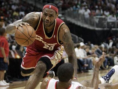 Lebron James se marcha de Johnson durante un partido de Cleveland contra Atlanta.