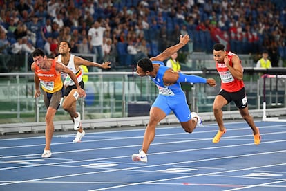 Quique Llopis (izquierda), Lorenzo Simonelli (centro) y Jason Joseph (derecha), durante la prueba de 110 metros vallas del Europeo de Atletismo.