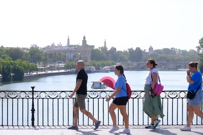 Una mujer se abanica contra el calor este agosto en Sevilla.