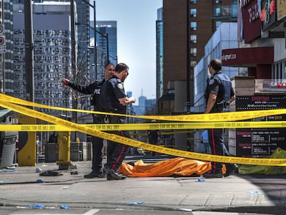 Varios Policías junto a un cuerpo de uno de los atropellados en Toronto