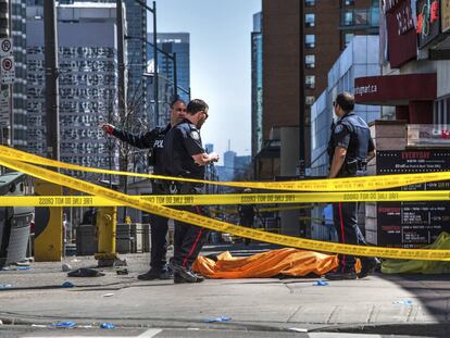 Varios Policías junto a un cuerpo de uno de los atropellados en Toronto