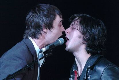 Pete Doherty y Carl Barat durante un concierto de The Libertines en Londres en 2004.