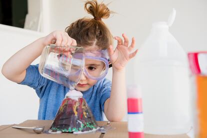 "Los niños se tienen que equivocar porque en eso consiste educar y crecer", según la divulgadora científica Sandra Uve.