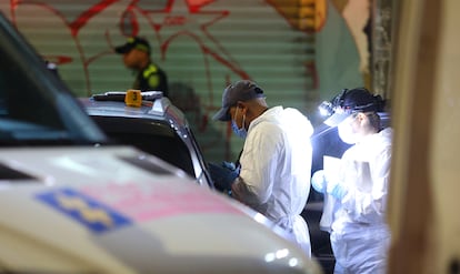 Elementos de la policía y el servicio forense trabajan en el sitio donde fue asesinado Élmer Fernández, el 16 de mayo.