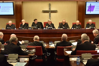 En el centro, el presidente de la Conferencia Episcopal Espa?ola, el arzobispo Luis Argello, durante la inauguracin de la asamblea plenaria de los obispos espa?oles de este noviembre.