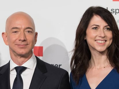 Jeff Bezos e Mackenzie Bezos em abril de 2018, na Alemanha.