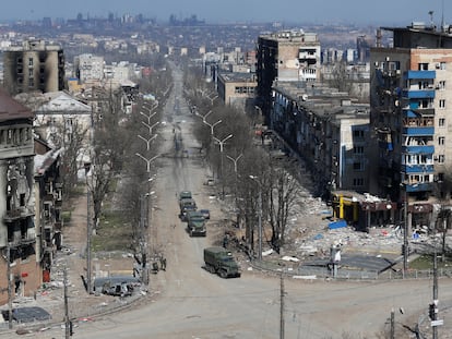 Camiones militares de las tropas prorrusas pasaban el jueves por una calle de Mariupol, en el sudeste de Ucrania.