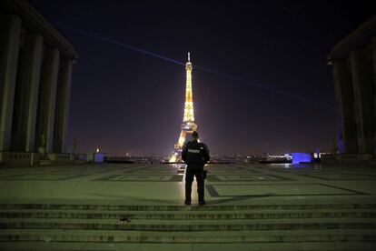 Un policía patrulla la plaza del Trocadero de París. Al fondo, la torre Eiffel.