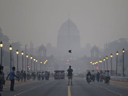 Un turista frente al palacio presidencial en Nueva Delhi, India.