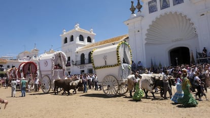 Carros de la Hermandad de Triana (Huelva) pasan ante la ermita de la Virgen del Rocío.