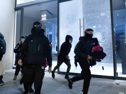 Manifestantes saquean una tienda durante las protestas.